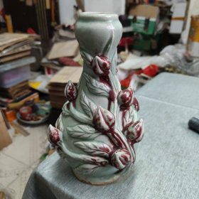 高浮雕瓷瓶一个，全品