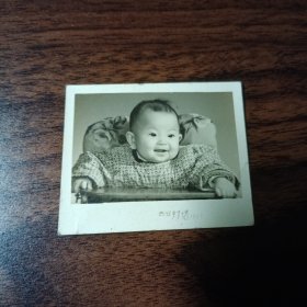 老照片–坐在婴儿椅里的可爱小孩（1967年）