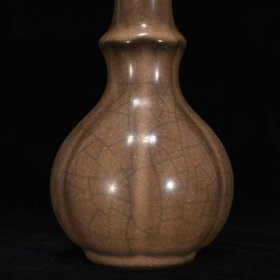 宋哥窑包口瓶，高19厘米，直径10厘米，