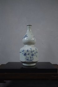 江户晚期古伊万里草花锦鸟纹瓢形大德利花瓶 成色完美，器型大，陈设重器。 高约37.5厘米。 正常岁月痕迹，完美主义者慎拍。
