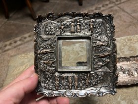 精品，英国19世纪古董书房铜镀银文具9件套，最大尺寸笔架长25 ，书报夹高14 ，墨水瓶托盘宽13，总重4.5斤。高浮雕工艺，众多人物刻画精巧，细节非常丰富。包浆浑厚，品相完美，带像框角原装钉，英伦风书房重器。