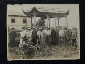 民国25年，到珞珈山游玩中途于武昌武汉工学院游玩留影，照片