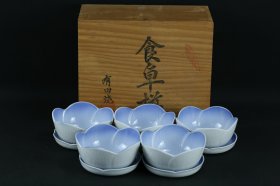 日本原装有田烧食卓揃 【规格】口径10cm，高5cm，盘径10.5cm，高1.8cm（5套） 【关于】日本有田烧食卓揃，底款在铭，胎瓷润糯，文样优美，莲花碗，莲叶底盘，姿态漂亮，全新未用过。品相完整无瑕疵，木盒，精工品，低价惠友。5994