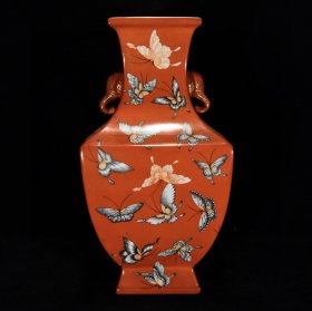 清乾隆矾红釉粉彩百蝶纹象耳方瓶，33.5×17.5厘米