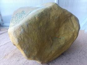 黄砂皮翡翠原石赌石，大面积开窗，打灯见肉，尺寸如图，重266斤。