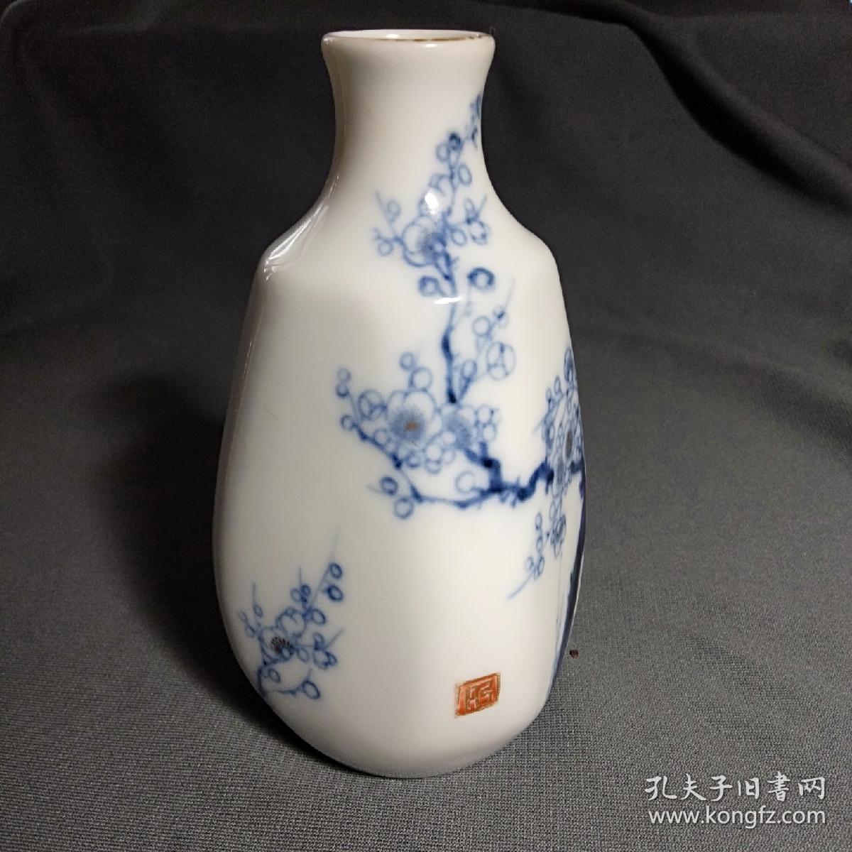 老瓷青花瓷，画梅花方瓶，细腻润泽收藏瓷