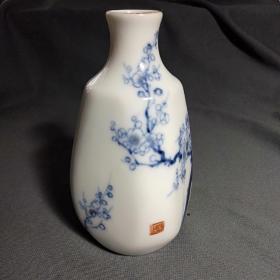 老瓷青花瓷，画梅花方瓶，细腻润泽收藏瓷