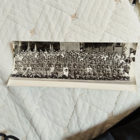 极其珍贵，未发表的，罕见老照片。 1971年八个样板戏的沙家浜剧组、奇袭白虎团剧组及长影电影拍摄主创人员，在省市领导及长影领导班子陪同下，在长影毛主席塑像下，合影留念。照片中，京剧大师谭元寿、阿庆嫂扮演者洪雪飞、刁德一马长礼、胡长奎、奇袭白虎团严伟才扮演者宋玉庆……