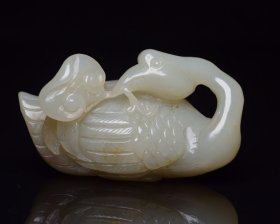 精品古玉，传世收藏，和田玉鹅如意 规格: 6.9×3.9×3.0厘米 重 96克。 玉质温润细腻，沁色自然，刀功老道，皮壳包浆一流，雕刻生动，线条流畅，品相完美！