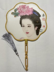 姜涛～团扇国画工笔人物作品 【规格】34/20cm 【供货】650元/幅 【质地】团扇绢布 【包邮】顺丰 保真。【可定制，可落款】