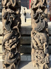 清代，精品樟木雕“狮子滚绣球”牛腿一对，高浮雕工艺，工艺雕刻精美，寓意好，适合酒店，会所，古建筑装修。尺寸高100直径30。