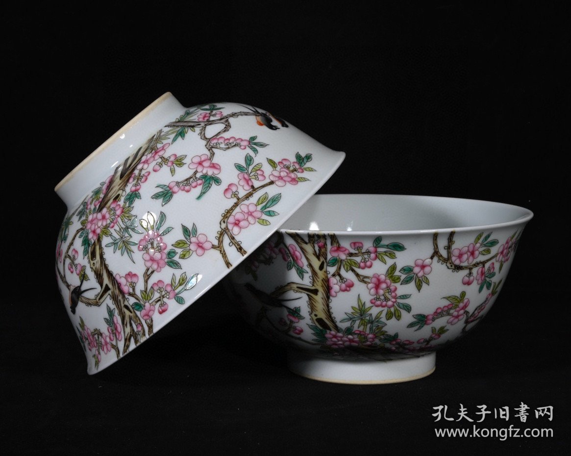 清雍正御制款珐琅彩桃林春燕纹碗一对，高7.3×15.3厘米