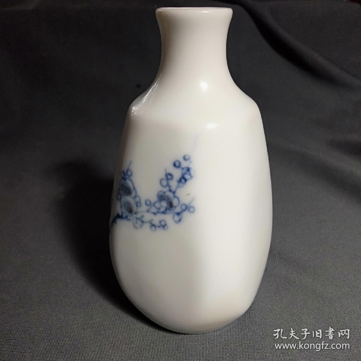 老瓷青花瓷，画梅花方瓶，细腻润泽收藏瓷