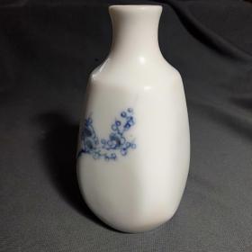 老瓷青花瓷，画梅花方瓶，细腻润泽收藏瓷