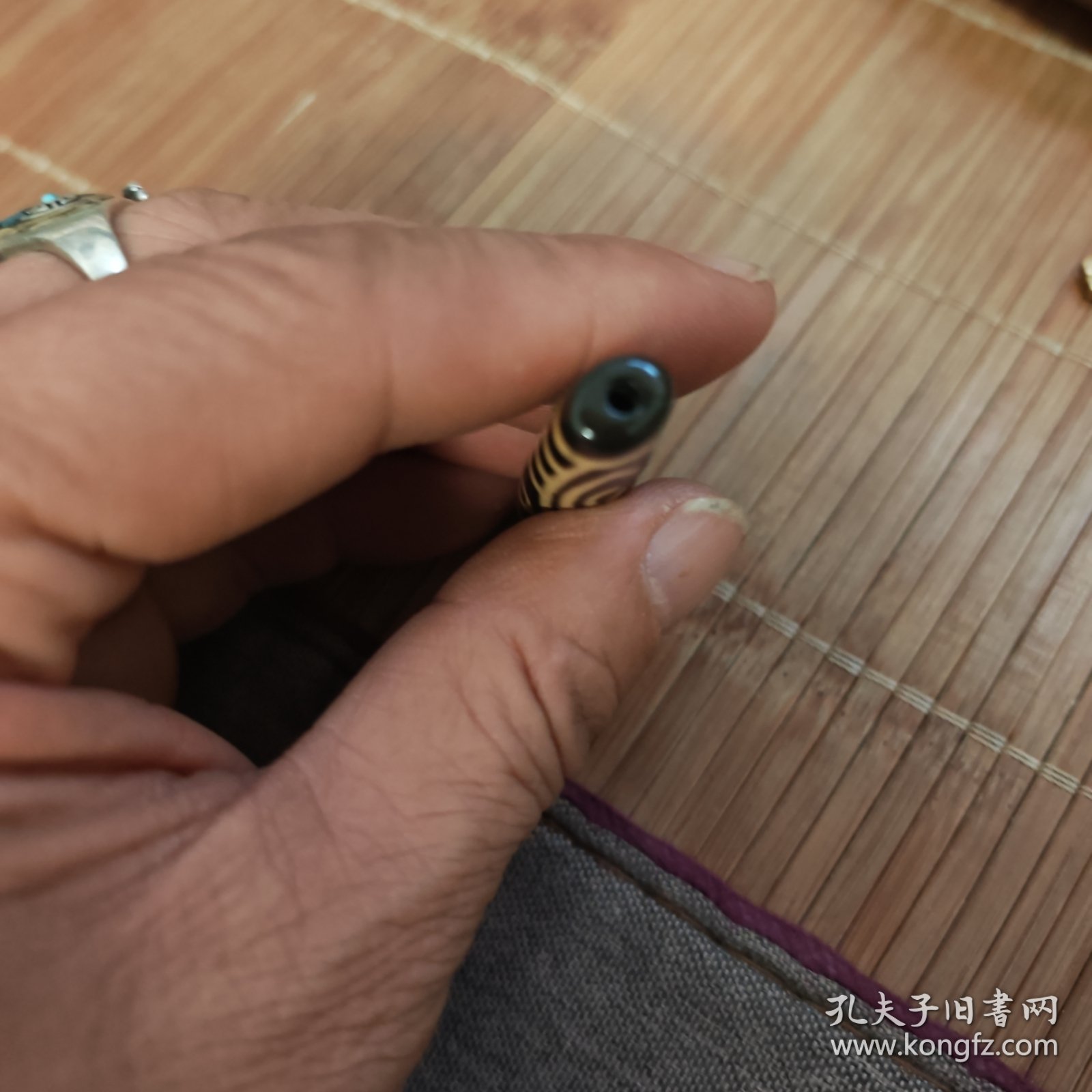 非常漂亮稀罕的六眼老天珠一颗高油黑体黄肉很油润细腻