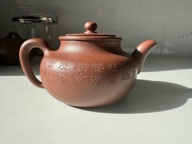 研究员级别国高工彭耀年 全手工精品重器  
品名：玉葫
泥料：一厂老料底槽清
容量：约510CC左右
成型方式：全手工
（17+11.5+11）

一九六零年生于江苏宜兴，蜀山彭氏宗谱传人，知名陶艺家、高级工艺美术师，原创型紫砂艺术家。一九七九年，进入紫砂工艺厂，随陈国良老师学艺，在制作紫砂壶方面也曾得到顾景舟大师的多处指点。