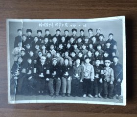 1969年红卫兵合影照片（恰同学少年，风华正茂；戴红袖标、毛主席像章、手捧红宝书）