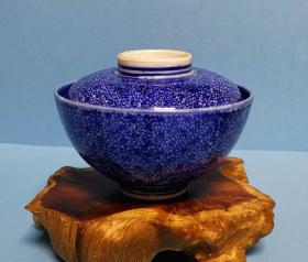 日本明治时期老柴烧，手绘青花葡萄纹盖碗。有款在铭。口径10.8厘米，连盖高7.5厘米。百年老货，全品。17b