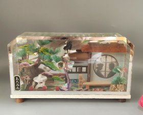 日本复古玻璃相框小屋，内部精致手工艺场景，松树、石头、小亭子、人物摆件，做工精美。后面外壳有瑕如图，整体品相不错，介意勿拍。摆放桌面很精致。长20.5厘米，宽5.5厘米，高10.5厘米。