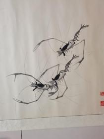 齐仁来，1931年生于白石故乡，系世界文名人、国际和平奖获得者、国画巨匠齐白石的嫡亲传人，白石大师第八孙。他从小便随父亲齐子茹、祖父白石老人学画，几十年来，精攻齐派艺术，并吸取各家之长， 他擅长画菊花、寿桃、猫、蝴蝶、蜻蜓、蝉、小鸡，将大写意花卉与微毫毕现的草虫有机融会在一起，其所作花鸟设色雅丽、生机盎然。他画的虾颇得白石老人之法，极具透明感和笔墨韵味，被人称为“小白石”。作品保真