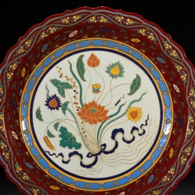 明宣德红釉五彩描金一束莲纹菱口折沿盘5*40厘米