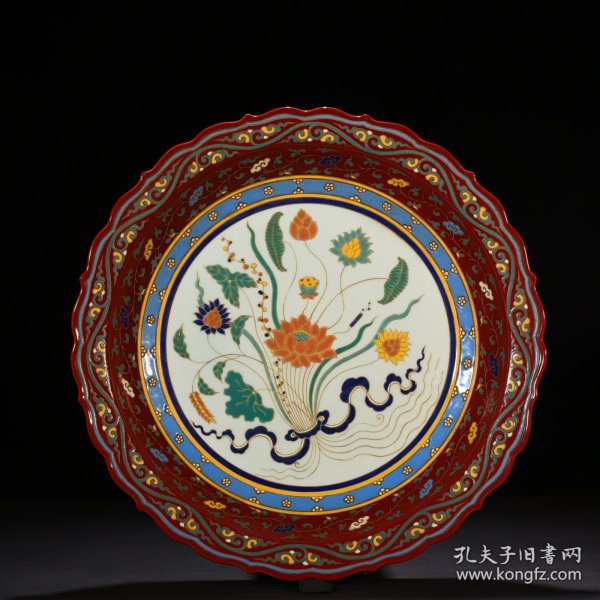 明宣德红釉五彩描金一束莲纹菱口折沿盘5*40厘米