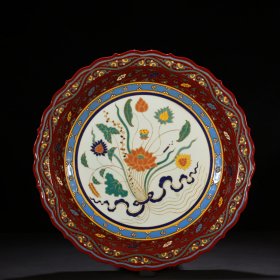 明宣德红釉五彩描金一束莲纹菱口折沿盘5*40厘米