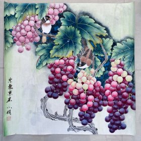 花鸟画，紫气东来，葡萄，麻雀鸟，工笔画，真人真迹纯手绘作品，广西省美协沈小娟老师的原创大作，本人承诺假一赔十，支持第三方鉴定。老师的葡萄和鸟儿，水滴的刻画非常逼真，画的很灵动，惟妙惟肖。                                                              尺寸：68×68公分，四尺斗方的，家里客厅，卧室，书房，中堂，玄关，餐厅都可悬挂。