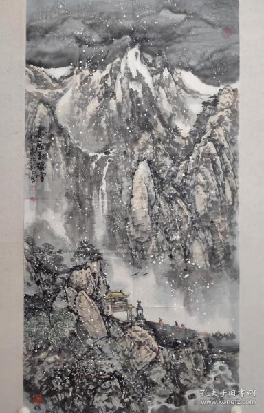 保真书画，当代山水画名家，余新民四尺整纸山水画一幅《高原飞瑞雪》136.5×69cm软片，余新民， 河南鹿邑人，现居北京。北京画院王文芳工作室研修结业，现为中国美术家协会会员、北京艺海画院副院长兼秘书长、东欧（NREC）国际文化交流艺术总监。