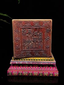 回流珍品，寿山石云锦芙蓉印章摆件 大清著名雕刻家【吴昌硕】之藏品 取材上乘寿山云锦芙蓉石，色泽鲜艳饱满，机理细腻油润，质地纯净透通，工艺精湛一流，瑞兽威武霸气，栩栩如生，天然红色石纹如祥云般围绕石身，美轮美奂，包浆醇厚自然，属实收藏观赏珍品 【品名】天降祥瑞 【尺寸】高20×宽10 【重量】3500克