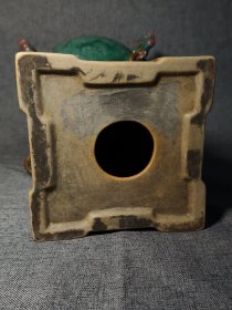 老窑鼎龙赏瓶，开片自然，绿意盎然，金色图案点缀其间，底部镶嵌金色圆形装饰，尽显典雅之风。独特魅力愈发彰显，高贵与典雅的气质扑面而来。