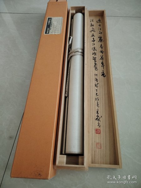 （1）带木箱挂轴老书法《杜甫绝句 迟日江山丽 春风花草香 泥融飞燕子 沙暖睡鸳鸯》临济宗大德须贺玄道师书法，名家精品 原装旧裱 钤印 纸本立轴 尺寸196cmX54 画心尺寸152cmX40.5品相好