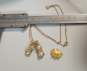 花生形镀金小挂饰+小金琐（挂环破损）