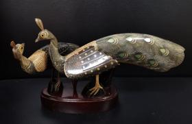 中国工艺珍品：《六十年代上海产黄牛角孔雀摆件》实木底座，存世稀少