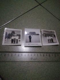 60年代单人照，三人照老照片1，北京人民大会堂2，天安门广场3，北京颐和园，约六厘米x六厘米，三枚合售