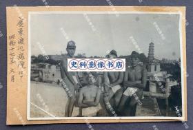 【广州史料】1942年6月 广东陆军总医院旧址大楼上的日军第104师团步兵第137联队士兵以六榕寺花塔为背景合影照一枚（此时的广东陆军总医院院址被日伪占为广东第二病院，渡边稔任院长，故又称渡边病院。广东陆军总医院建成于1933年，1938年广州沦陷后旧址被日军占用，抗战胜利后重组，1947年改称国军联勤总部广州总医院，1949年更名为国民政府国防部军医署陆海空第二总医院，现为广州军区广州总医院。）