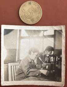 老照片 品相尺寸以图为准 货号：16712 五十年代的大学里的科技工作者工作照