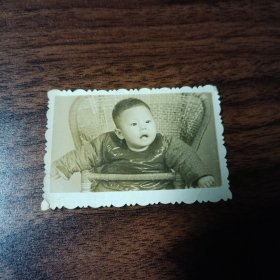 老照片–坐在婴儿椅里的可爱小孩（穿棉袄）