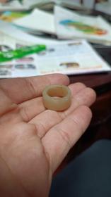 老的玉扳指 完整包老 有一纹，因为表面没有痕迹所以不是线而是原本就有的纹。内径17mm，高10mm。