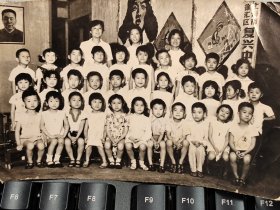 建国后上海徐汇区老照片复兴中学(墙上有华国锋主席像，雷锋像等，时代特征明显)