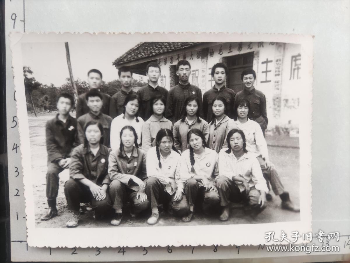 60年代十几个帅哥美女佩戴毛主席像章合影照片1.“敬祝毛主席……”2.“无线忠于伟大领袖毛主席”3.“……革命委员会”4.小小一间房标语无数