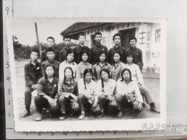 60年代十几个帅哥美女佩戴毛主席像章合影照片1.“敬祝毛主席……”2.“无线忠于伟大领袖毛主席”3.“……革命委员会”4.小小一间房标语无数