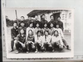 60年代十几个帅哥美女佩戴毛主席像章合影照片1.“敬祝毛主席……”2.“无线忠于伟大领袖毛主席”3.“……革命委员会”4.小小一间房标语无数