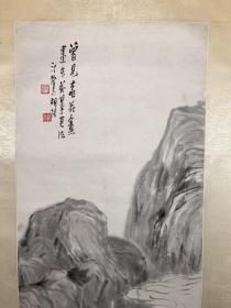 上海文物公司旧藏晚清民国海派名家胡汀鹭山水78*28.5
胡汀鹭（1884—1943），名振，字汀鹭，一字瘖蝉、瘖公，晚号大浊道人，清光绪十年(1884年)十月十六日生，江苏无锡南门外薛家弄人。初作花鸟，从张子祥、任伯年起步，力追青藤（徐渭）、白阳 （陈淳）。后兼工山水人物。山水初宗沈周、唐寅，继学马远、夏圭，并得近代著名收藏家裴伯谦和瞿旭初之助，临摹裴氏壮陶阁和瞿氏铁琴铜剑楼的历代大批名画。