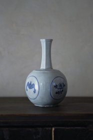 李朝时代官窑白瓷染付福纹槌瓶 完美品相无裂伤。附木箱。高约26.5厘米，腹径16厘米。