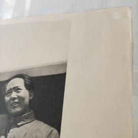 一九四五年八月，抗日战争胜利后，为实现和平建国的方针，毛主席亲自赴重庆和国民党谈判。
《伟大领袖毛主席永远活在我们心中》之二十。
品相如图所示。