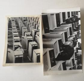 八十年代中国最初的洗衣机厂家双菱洗衣机厂出厂检验最后一关，某洗衣机厂准备出厂做销售黑白照片2张