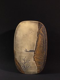 旧藏松花石盒套砚 寒江独钓，上乘石料，质坚理润，天然双色巧妙运用，色彩分明，刀工简练，意境深远，内砚红丝石丝纹独特，简洁实用，砚背铭文刚劲，包浆浑厚，印文：康熙宸翰。收藏赏用珍品。 尺寸：14.5/9/3.8cm。重0.95公斤。