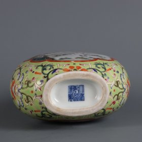 清乾隆年制绿地粉彩开窗花鸟纹如意耳扁瓶