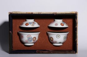 旧藏:粉彩皮球花盖碗 高9厘米，口径10.4厘米，底径4.8厘米